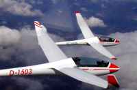 Teamflug in den Alpen